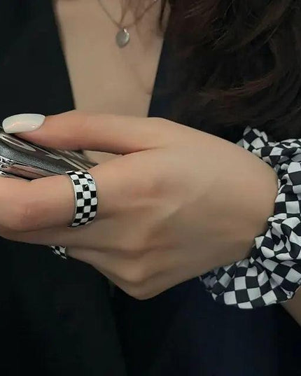 Vintage Grid Enamel Drip Oil Ring